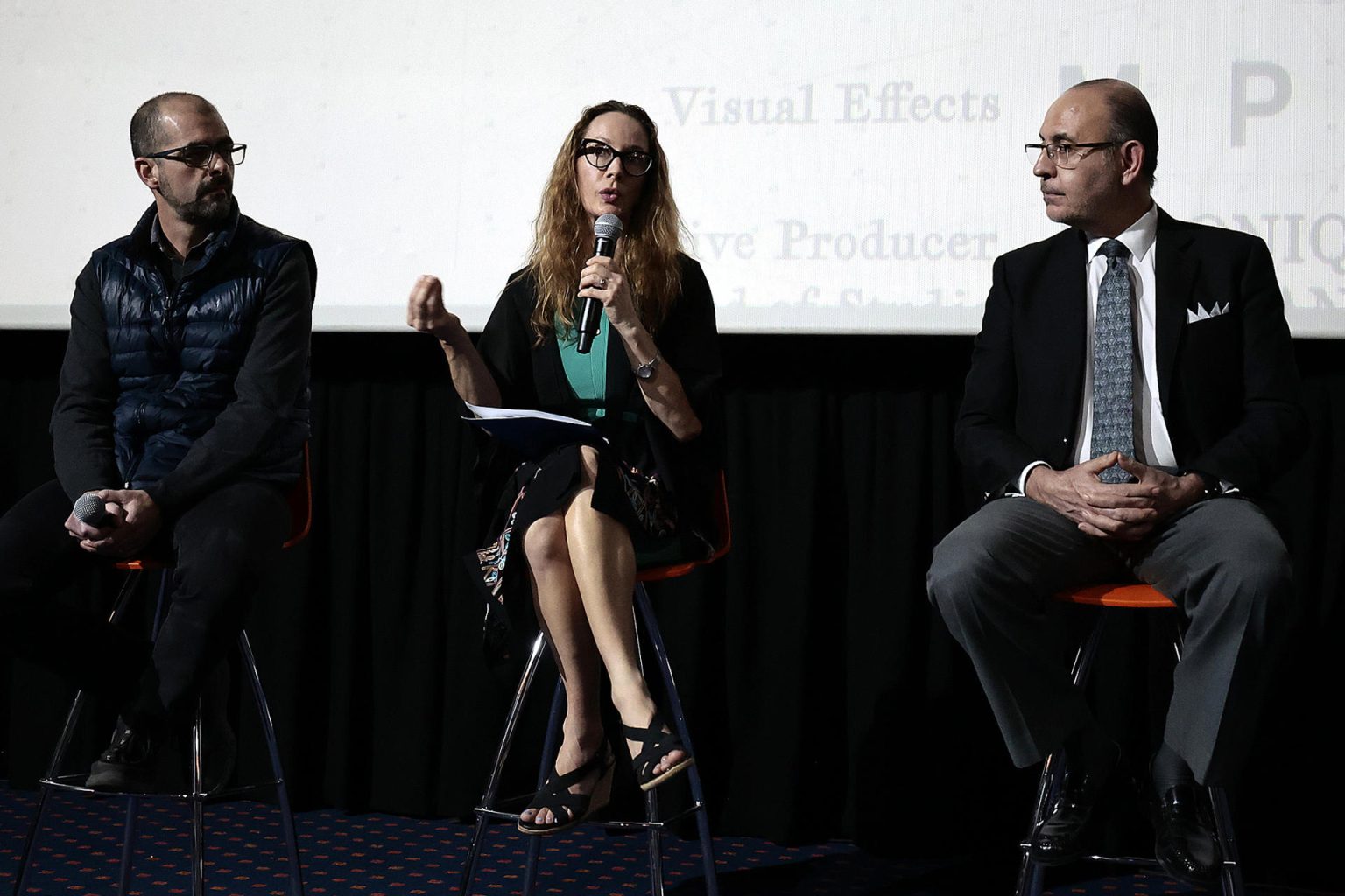 El profesor de Ciencias Políticas y Sociales de la Universidad Nacional Autónoma de México (UNAM), José Luis Gázquez (i); la jefa de misión de la Organización Internacional para las Migraciones (OIM), Dana Graber (c), y el director general para África, Asia-Central y Medio-Oriente de la Secretaría de Relaciones Exteriores (SRE), José Octavio Tripp (d), participan en el conversatorio "Migración desde África: riesgos e implicaciones para Latinoamérica y Europa" este martes en la Ciudad de México (México). EFE/José Méndez