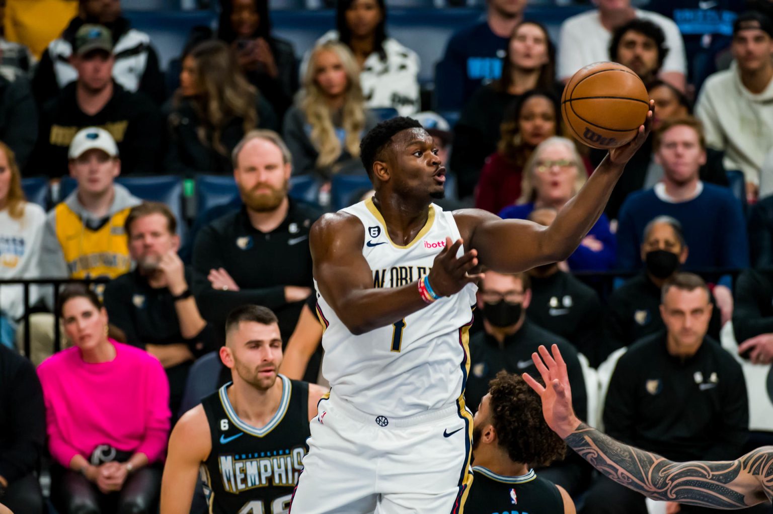 Fotografía de archivo en la que se registró a Zion Williamson, ala pívot de los Pelicans de Nueva Orleans, durante un partido de la NBA, en el coliseo FedEx Forum, en Memphis (Tennessee, EE.UU.). EFE/Matthew Smith