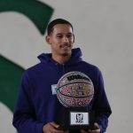 Fotografía de archivo en la que se registró al basquetbolista mexicano Juan Toscano en Naucalpan (estado de México, México). EFE/Alex Cruz