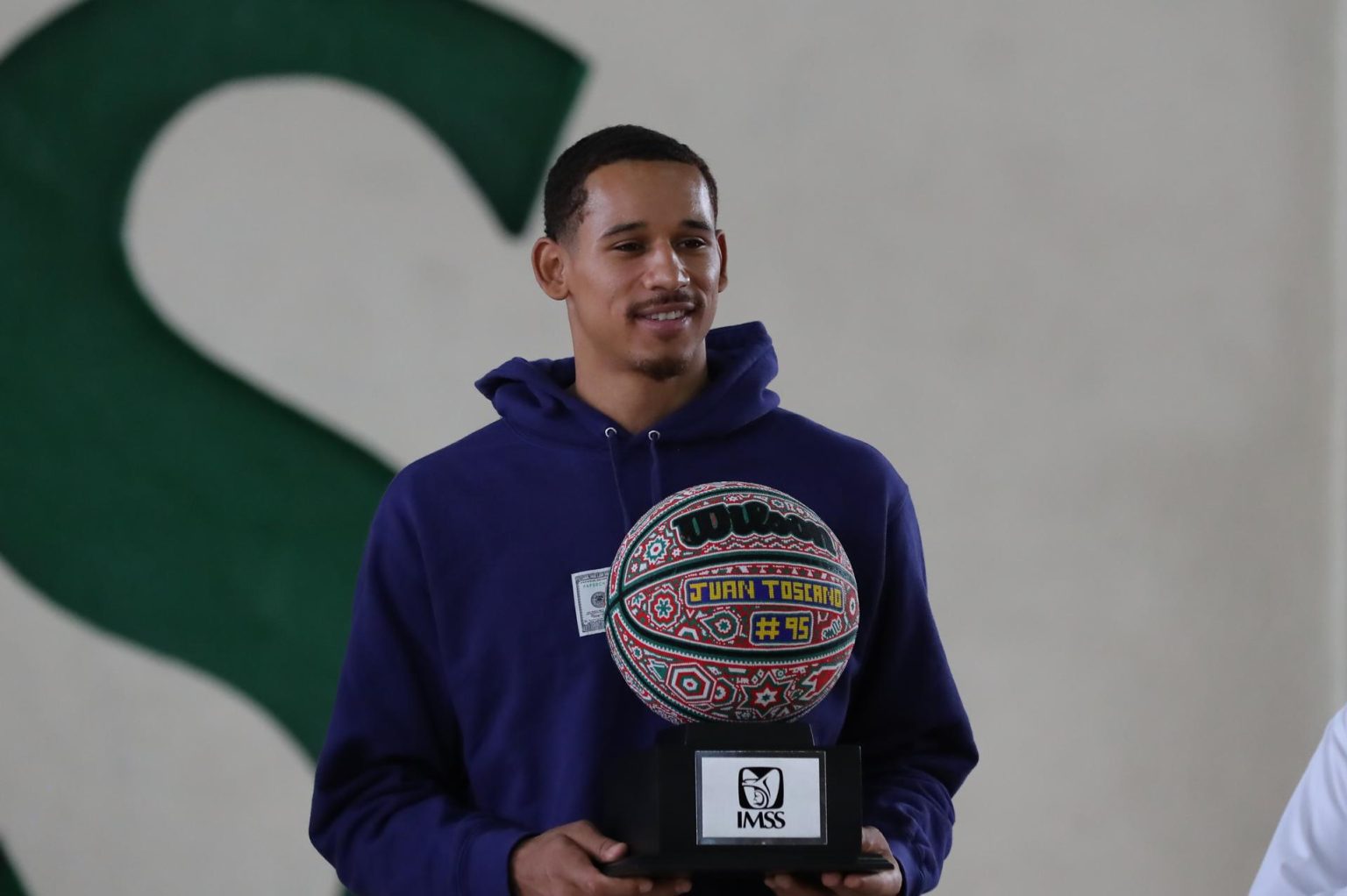 Fotografía de archivo en la que se registró al basquetbolista mexicano Juan Toscano en Naucalpan (estado de México, México). EFE/Alex Cruz