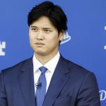 Fotografía de archivo, tomada el pasado 14 de diciembre, en la que se registró al beisbolista japonés Shohei Ohtani, durante su presentación como gran refuerzo de los Dodgers de Los Ántgeles de la MLB, en Los Ángeles (California, EE.UU.). EFE/Caroline Brehman