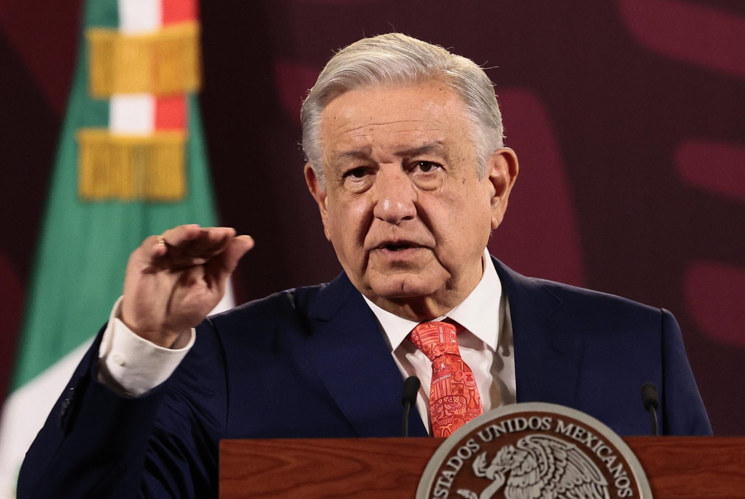 El presidente de México, Andrés Manuel López Obrador, habla durante su conferencia de prensa matutina este lunes, en el Palacio Nacional de la Ciudad de México (México). EFE/ José Méndez