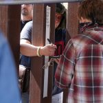 Fotografía de archivo donde aparece una migrante mientras se encuentra con una activista en la frontera. EFE/Manuel Ocaño