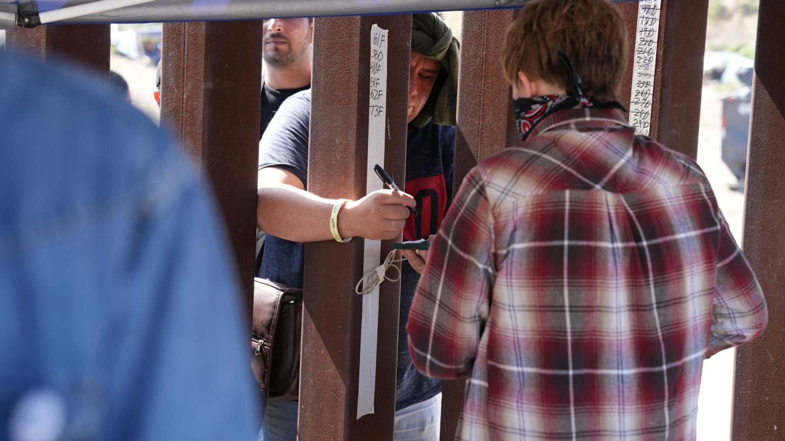 Fotografía de archivo donde aparece una migrante mientras se encuentra con una activista en la frontera. EFE/Manuel Ocaño