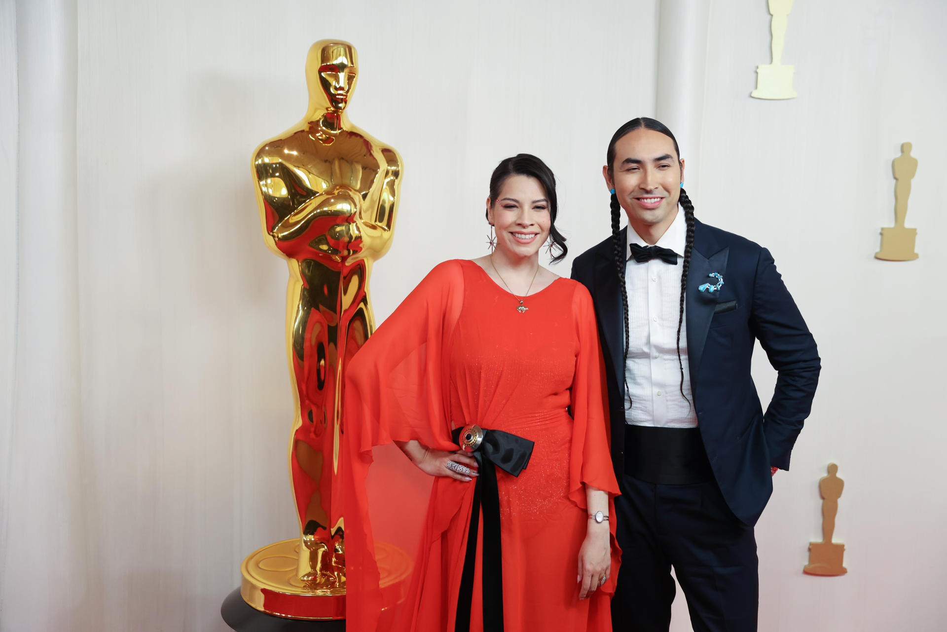 Tatanka Means Y Cara Jade Myers llegan a la 96ª ceremonia anual de los Premios de la Academia este domingo, en el Dolby Theatre del barrio de Hollywood de Los Ángeles, California (EE.UU.). Los Óscar se otorgan por destacados esfuerzos individuales o colectivos en el cine en 23 categorías. EFE/ Armando Arorizo
