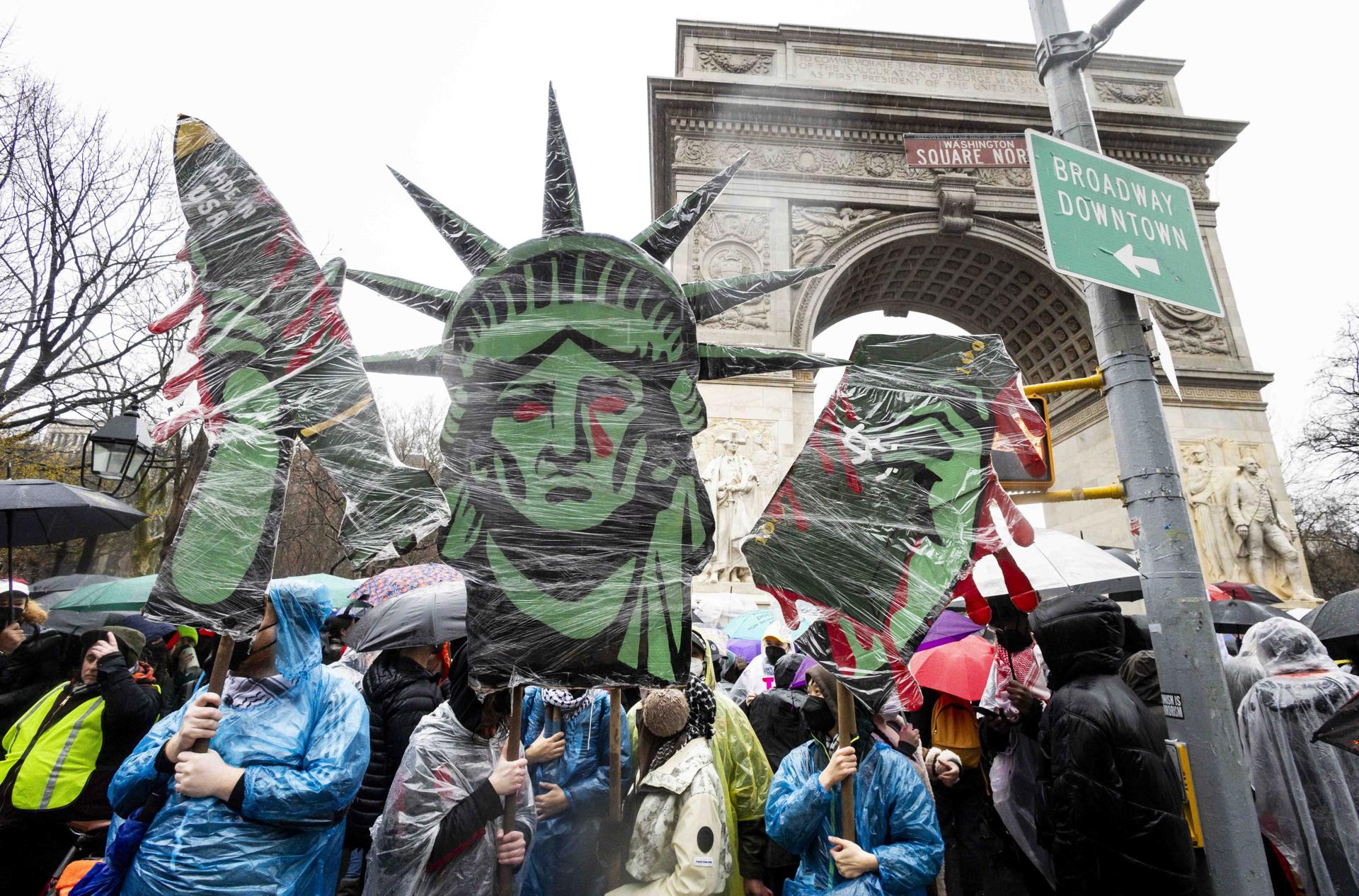 Personas durante una manifestación pro-palestina como parte de un día de acción global pidiendo un alto el fuego en Gaza en Washington Square Park en Nueva York, Estados Unidos, este 2 de marzo de 2024.  EFE/EPA/Justin Lane
