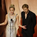 Emily Blunt (i) y Ryan Gosling (d) durante la ceremonia de los premios Óscar. EFE/CAROLINE BREHMAN