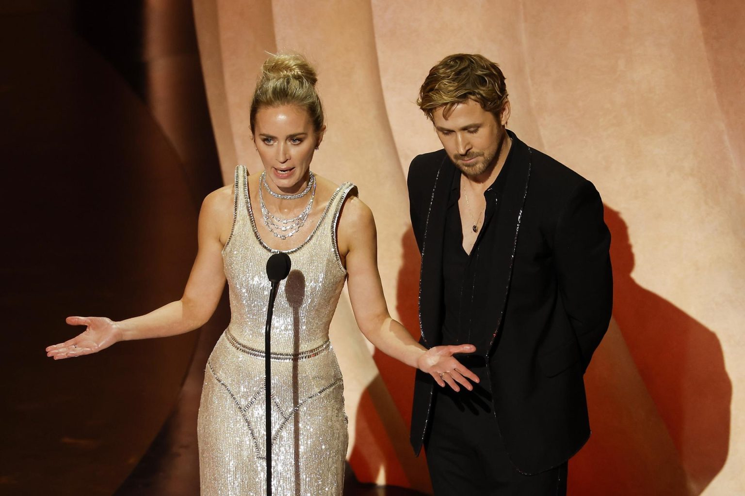 Emily Blunt (i) y Ryan Gosling (d) durante la ceremonia de los premios Óscar. EFE/CAROLINE BREHMAN