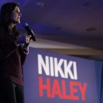 La exgobernadora de Carolina del Sur y precandidata republicana a la presidencia de Estados Unidos, Nikki Haley, fue registrada este sábado, 2 de marzo, durante un acto de campaña, en Needham (Massachusetts, EE.UU.). EFE/CJ Gunther