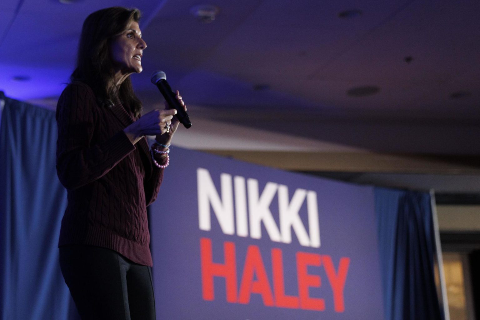 La exgobernadora de Carolina del Sur y precandidata republicana a la presidencia de Estados Unidos, Nikki Haley, fue registrada este sábado, 2 de marzo, durante un acto de campaña, en Needham (Massachusetts, EE.UU.). EFE/CJ Gunther