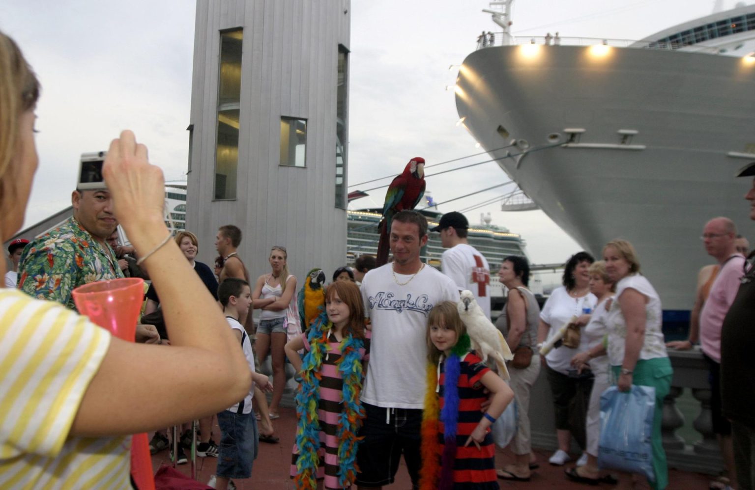 Fotografía de archivo de varios turistas que se sacan fotos en el puerto de San Juan, en Puerto Rico. EFE/Thais Llorca