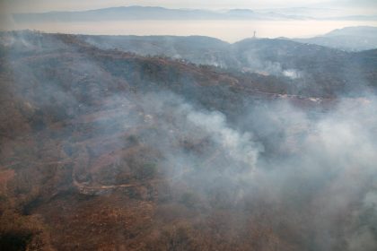 Fotografía del incendio forestal en el cerro Mactumatzá este miércoles, en Tuxtla Gutiérrez, Chiapas (México). EFE/Carlos López