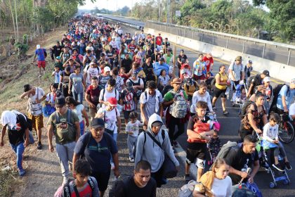 Migrantes caminan en una caravana llamada 'Viacrucis migrante' la cual se dirige hacia Ciudad de México, en Tapachula (México). EFE/ Juan Manuel Blanco