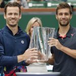 El tenista neerlandés Wesley Koolhof (i) y el croata Nikola Mektic fueron registrados este viernes, 15 de marzo, al levantar el trofeo de campeones de dobles masculino del Masters 1.000 de Indian Wells, tras derrotar en la fina al argentino Horacio Zeballos y al español Marcel Granollers, en Indian Wells (California, EE.UU.) EFE/John G. Mabanglo