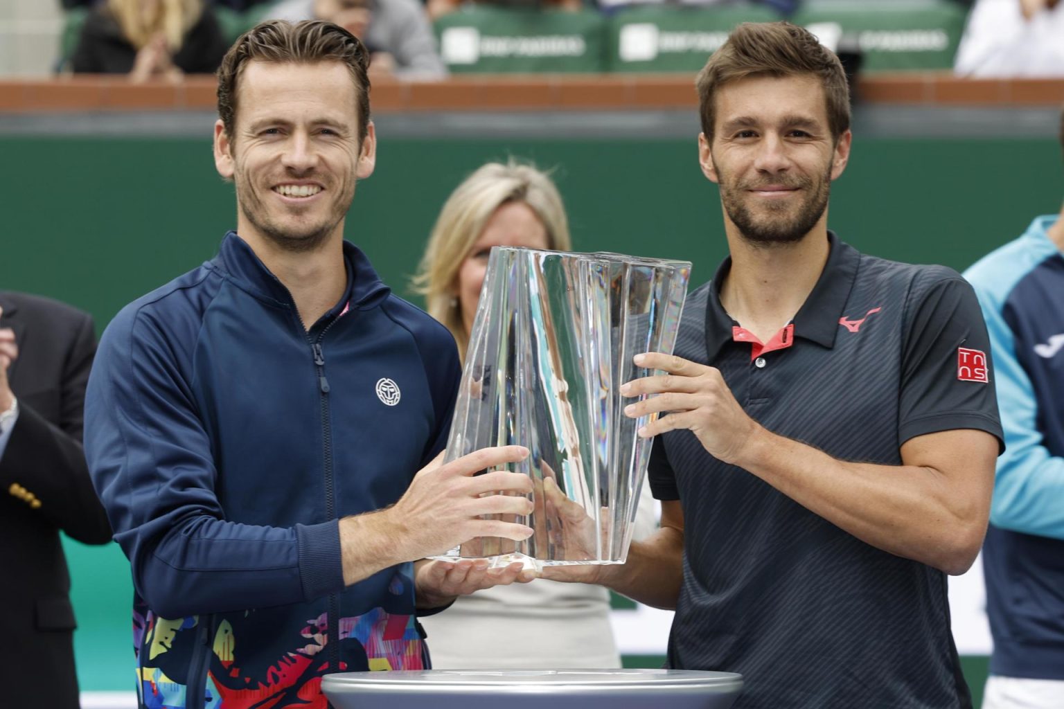 El tenista neerlandés Wesley Koolhof (i) y el croata Nikola Mektic fueron registrados este viernes, 15 de marzo, al levantar el trofeo de campeones de dobles masculino del Masters 1.000 de Indian Wells, tras derrotar en la fina al argentino Horacio Zeballos y al español Marcel Granollers, en Indian Wells (California, EE.UU.) EFE/John G. Mabanglo