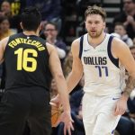 Fotografía de archivo en la que se registró al esloveno Luka Doncic (d), base estrella de los Mavericks de Dallas, quien aportó un triple-doble de 39 puntos, 10 rebotes y 11 asistencias que no fue suficiente para que su equipo venciera a los Pacers en la NBA. El equipo de Indiana se impuso a domicilio 120-137. EFE/George Frey