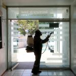 Fotografía de archivo que muestra a un brigadista fumingando para evitar la propagación del virus de dengue en la ciudad de Guadalajara, en el estado de Jalisco (México). EFE/Francisco Guasco