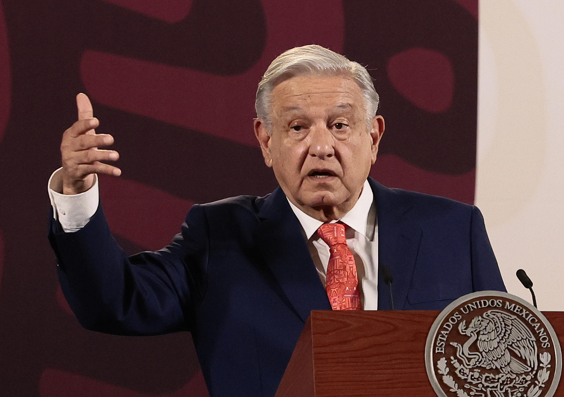 El presidente de México, Andrés Manuel López Obrador, habla durante su conferencia de prensa matutina este lunes, en el Palacio Nacional de la Ciudad de México (México). EFE/ José Méndez
