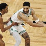 Fotografía de archivo en la que se registró a Jayson Tatum (d), alero estrella de los Celtics de Boston, quien aportó 26 puntos y 8 asistencias para guiar el triunfo a domicilio de su equipo 99-121 sobre los Blazers de Portland en la NBA. EFE/CJ Gunther