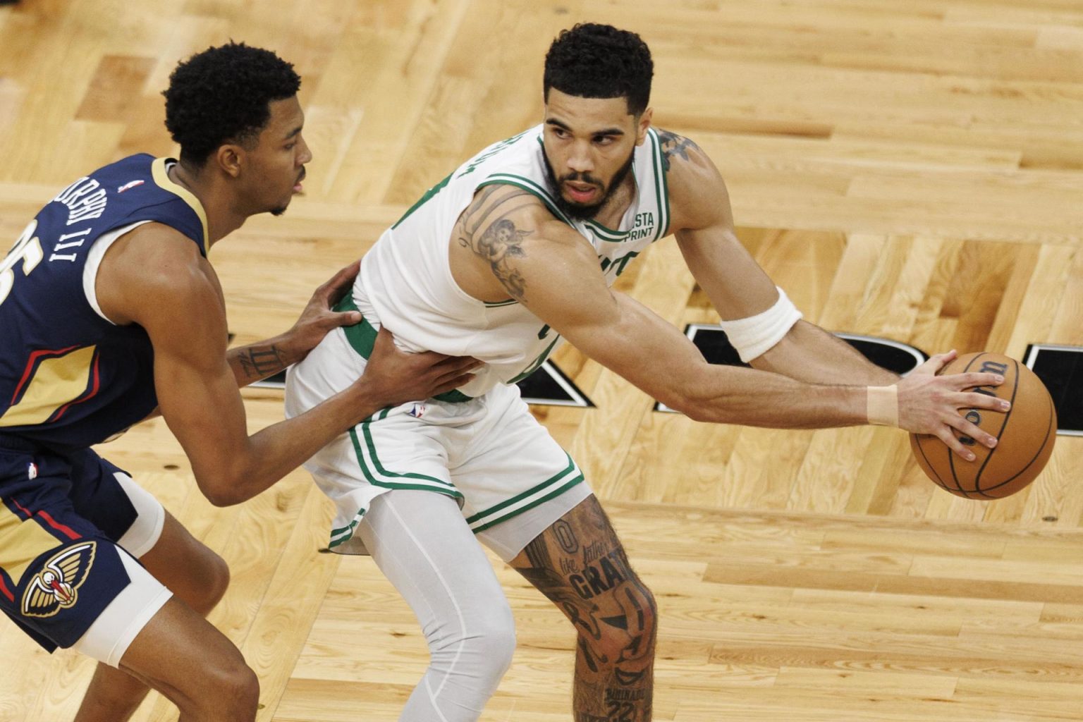 Fotografía de archivo en la que se registró a Jayson Tatum (d), alero estrella de los Celtics de Boston, quien aportó 26 puntos y 8 asistencias para guiar el triunfo a domicilio de su equipo 99-121 sobre los Blazers de Portland en la NBA. EFE/CJ Gunther