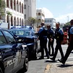 Agentes de policía patrullan una calle en San Juan (Puerto Rico). EFE/Thais Llorca