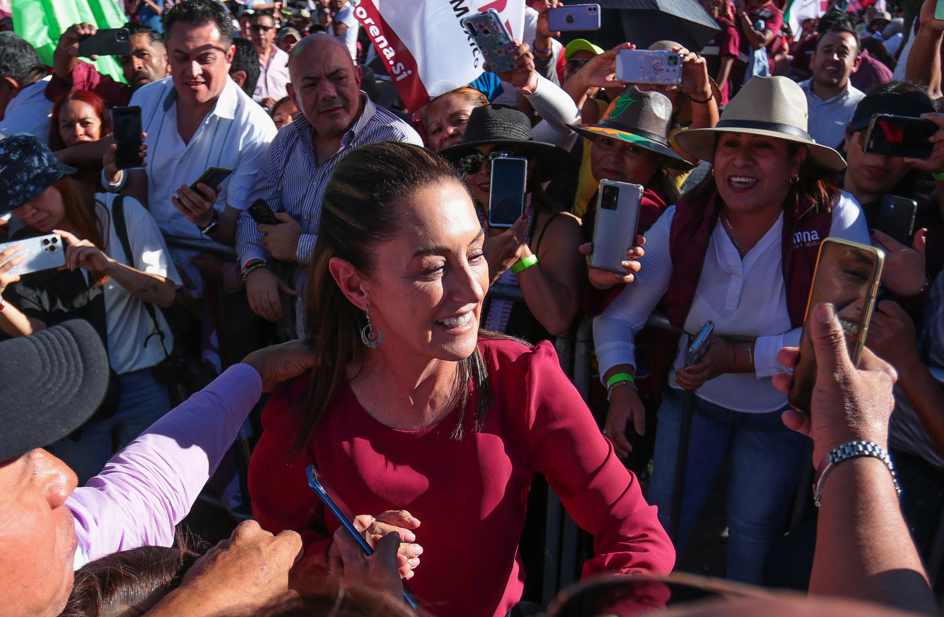 La candidata presidencial del oficialismo Movimiento de Regeneración Nacional (Morena), Claudia Sheinbaum, saluda a sus simpatizantes durante un acto público, en León (México). EFE/ Luis Ramírez
