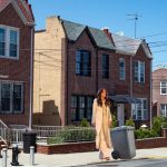 Fotografía publicada este martes por el Departamento de Higiene de Nueva York en su cuenta de X donde se aprecia un fotomontaje donde aparece la princesa de Gales, Kate Middleton, junto a un cubo de la basura frente a una casa típica de Nueva York. EFE/Departamento de Higiene NY /SOLO USO EDITORIAL /NO VENTAS /SOLO DISPONIBLE PARA ILUSTRAR LA NOTICIA QUE ACOMPAÑA /CRÉDITO OBLIGATORIO