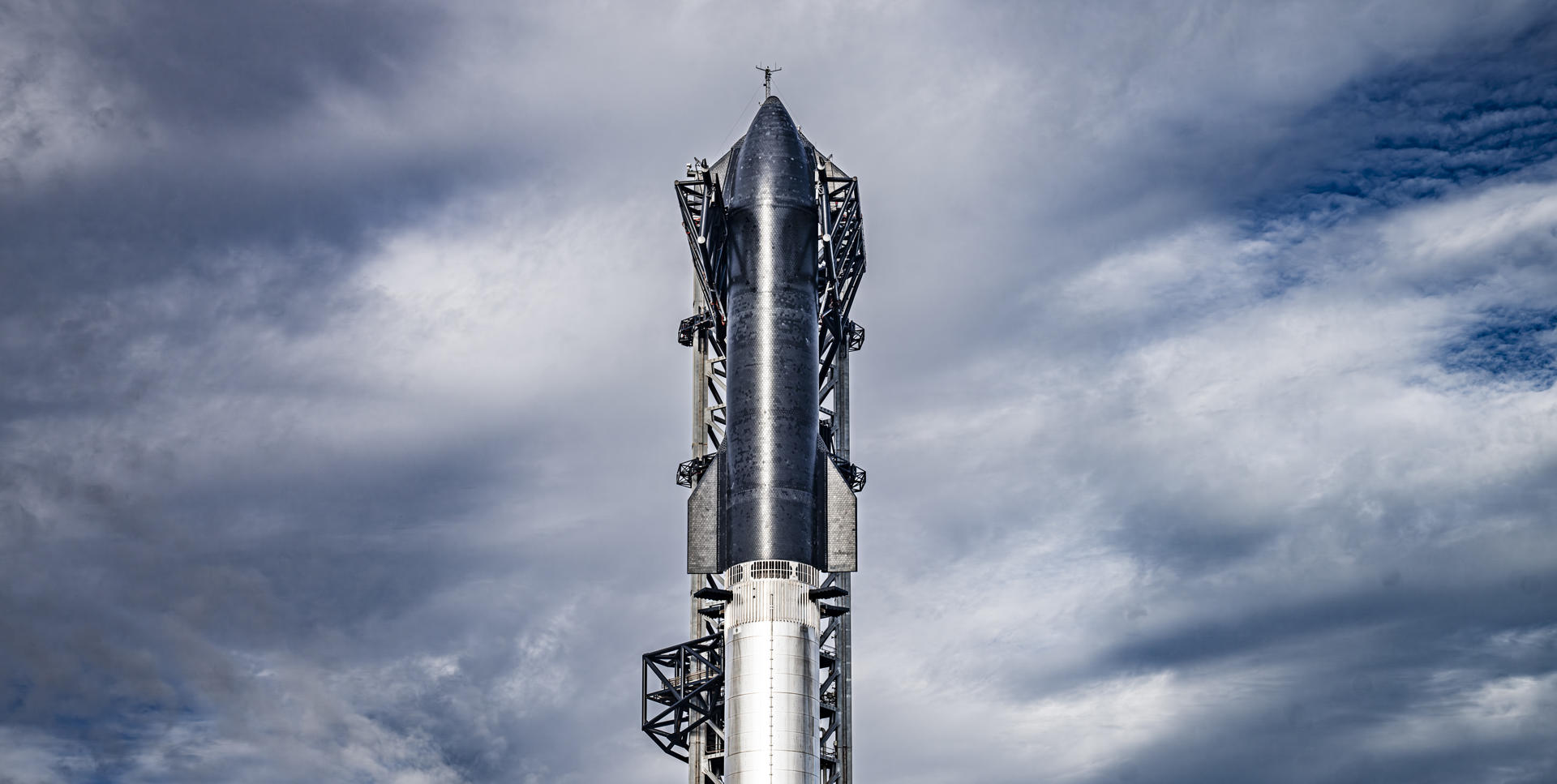 Fotografía divulgada el martes 12 de marzo de 2024 por SpaceX donde se muestra su tercer vehículo Starship apilado en la plataforma de lanzamiento en Boca Chica, Texas (EE. UU). EFE/SpaceX /SOLO USO EDITORIAL /NO VENTAS /SOLO DISPONIBLE PARA ILUSTRAR LA NOTICIA QUE ACOMPAÑA /CRÉDITO OBLIGATORIO
