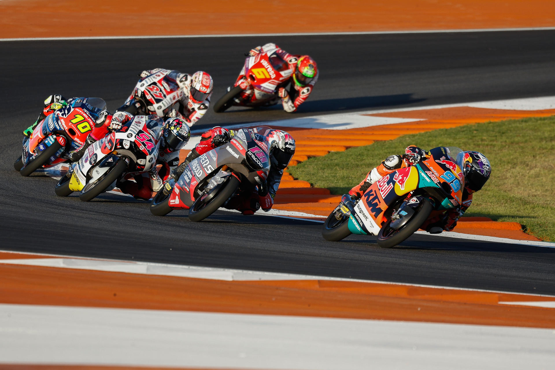 Un grupo de pilotos de Moto 3 encabezado por Jose Antonio Rueda en una imagen de archivo de la pasada temporada.EFE/ Biel Aliño
