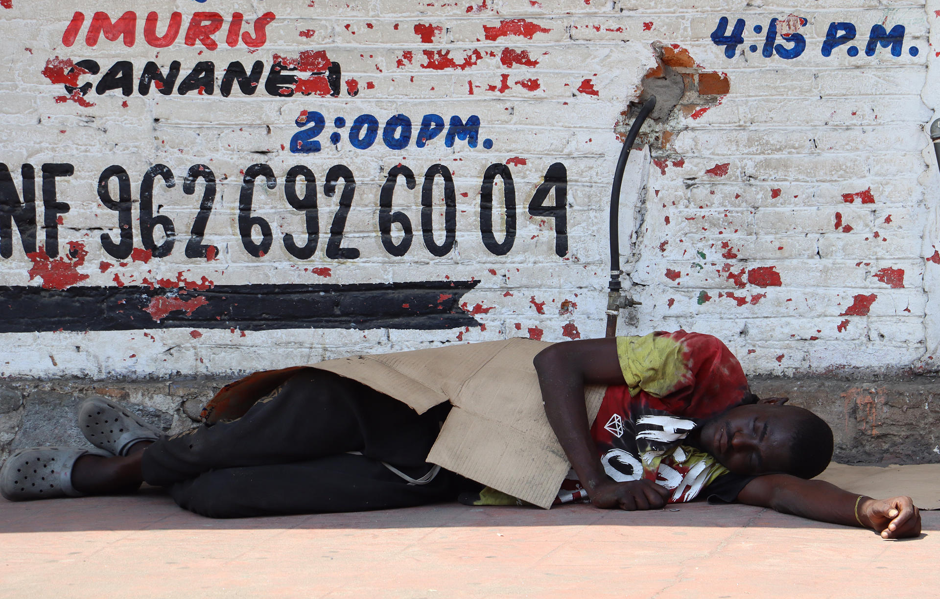 Migrantes de origen haitiano permanecen en espera de regularizar situación migratoria el 15 de marzo de 2024 en una plaza del municipio de Tapachula, en el estado de Chiapas (México). EFE/Juan Manuel Blanco
