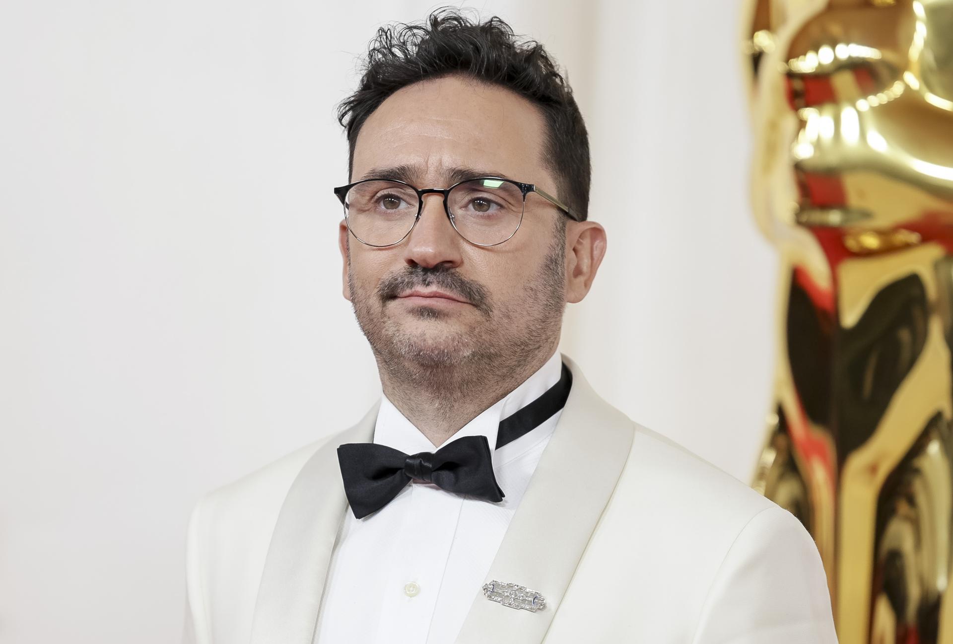 El cineasta español Juan Antonio Garcia Bayona a su llegada a la alfombra roja de la 96 edición de los premios Óscar, este 10 de marzo de 2024, en el Dolby Theatre de Los Ángeles (EE.UU.). EFE/ Allison Dinner
