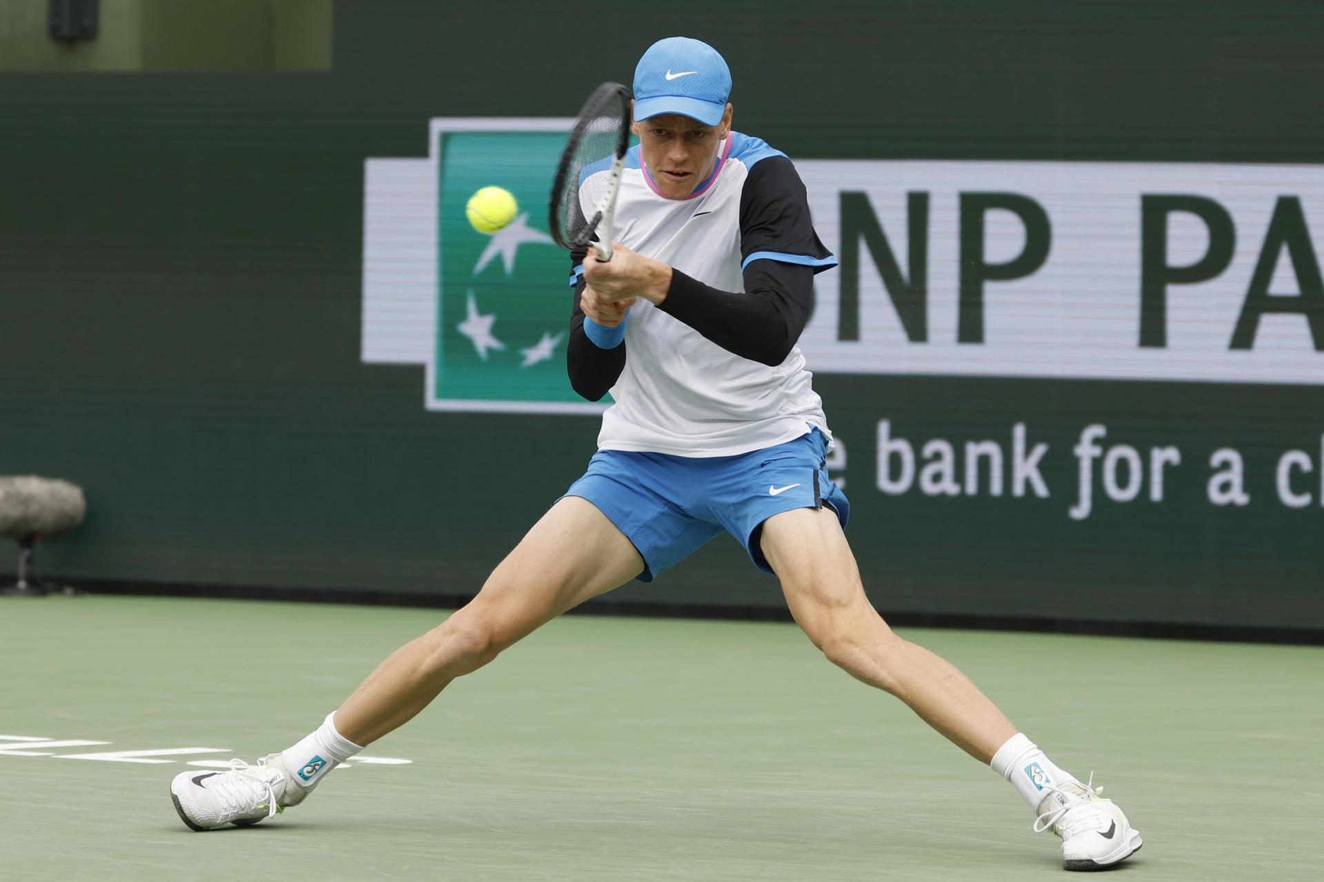 El tenista italiano Jannik Sinner fue registrado este jueves, 14 de marzo, al intentar devolverle una bola al checo Jiri Lehecka, durante un partido de los cuartos de final del Masters 1.000 de Indian Wells, en Indian Wells (California, EE.UU.) EFE/John G. Mabanglo
