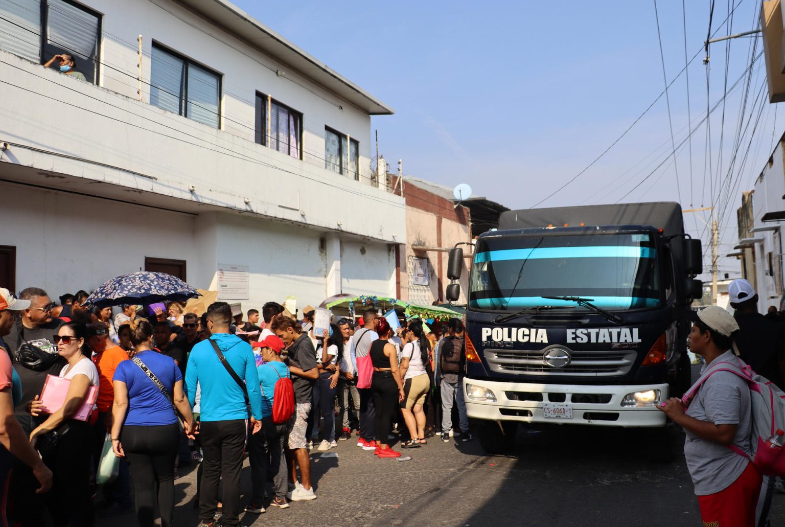 Migrantes permanecen en las instalaciones de la Comisión Mexicana de Ayuda a Refugiados (Comar), este martes en la ciudad de Tapachula, en Chiapas (México). EFE/Juan Manuel Blanco