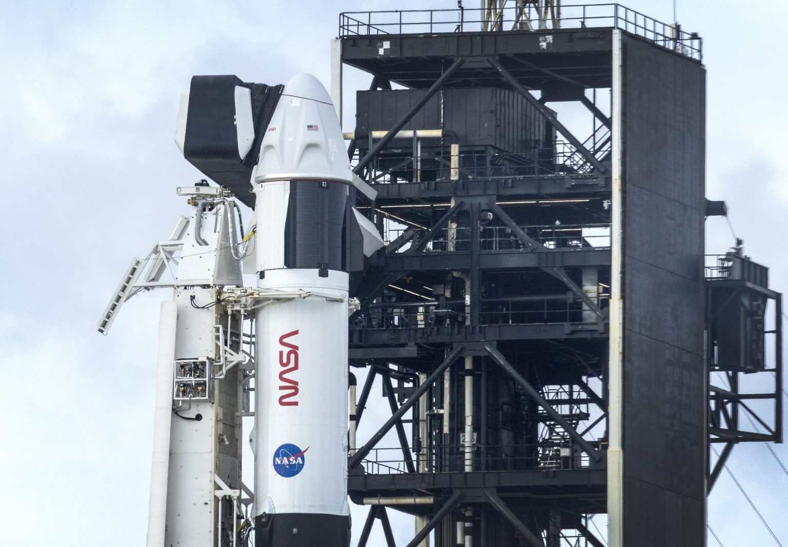 La nave espacial SpaceX Dragon Endeavor de la NASA, a bordo de un cohete Falcon 9, que transportará al Crew-8, este 2 de marzo de 2024.  EFE/EPA/Cristóbal Herrera Ulashkevich