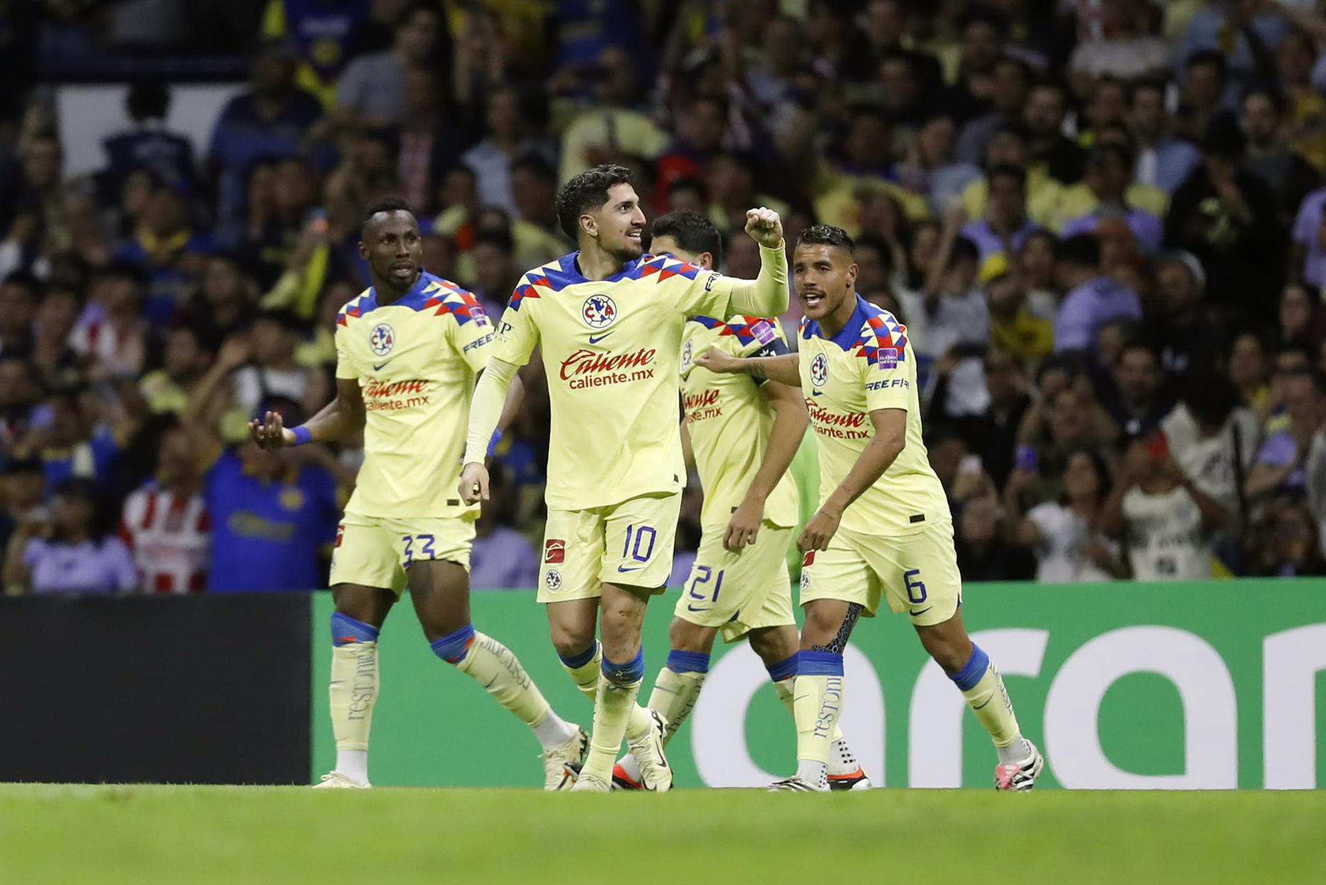 Diego Valdés (c) del América celebra un gol anotado al Guadalajara este miércoles durante un partido de vuelta de los octavos de final de la Copa de Campeones de la Concacaf en el estadio Azteca la Ciudad de México (México). EFE/Sáshenka Gutiérrez
