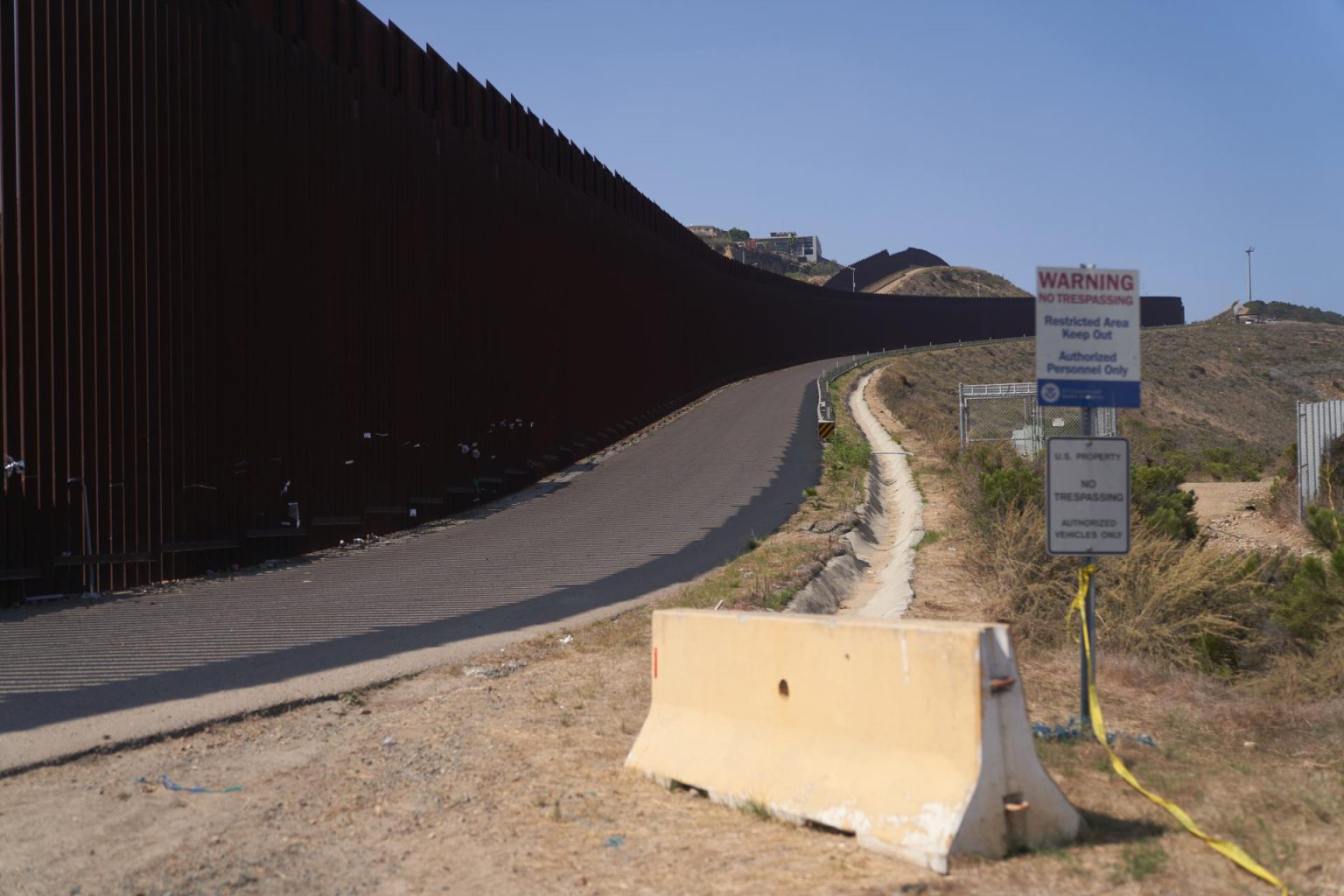 Fotografía de archivo donde aparece el muro fronterizo estadounidense en la frontera sur de Estados Unidos con México en San Diego, California. CENA EFE/EPA/ALLISON