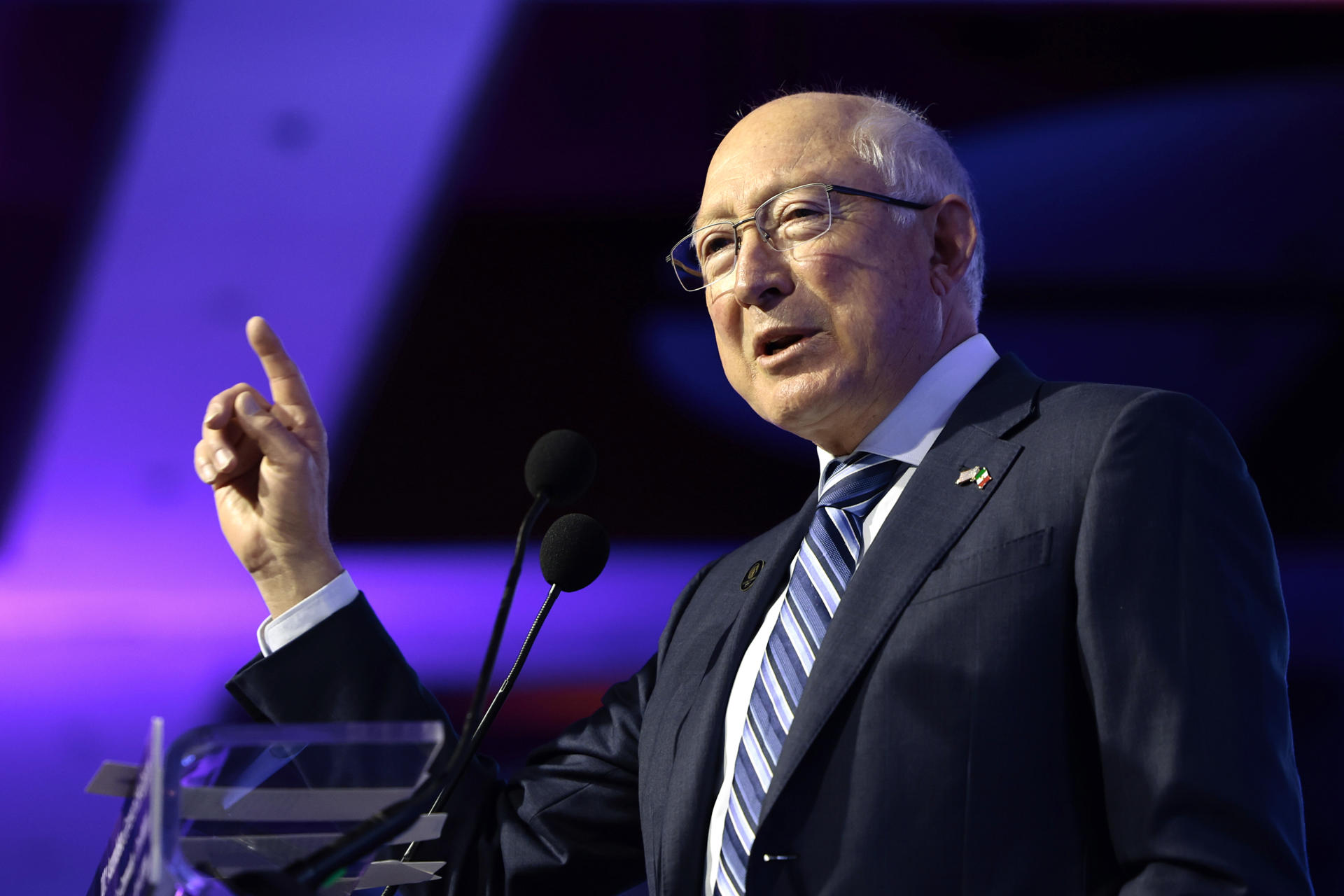 El embajador de Estados Unidos en México, Ken Salazar, habla durante la 107 Asamblea General de Socios de la American Chamber México que se celebra este lunes, en Ciudad de México (México). EFE/ José Méndez
