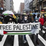 Personas durante una manifestación pro-palestina como parte de un día de acción global pidiendo un alto el fuego en Gaza en Nueva York, Estados Unidos, este 2 de marzo de 2024.  EFE/EPA/Justin Lane