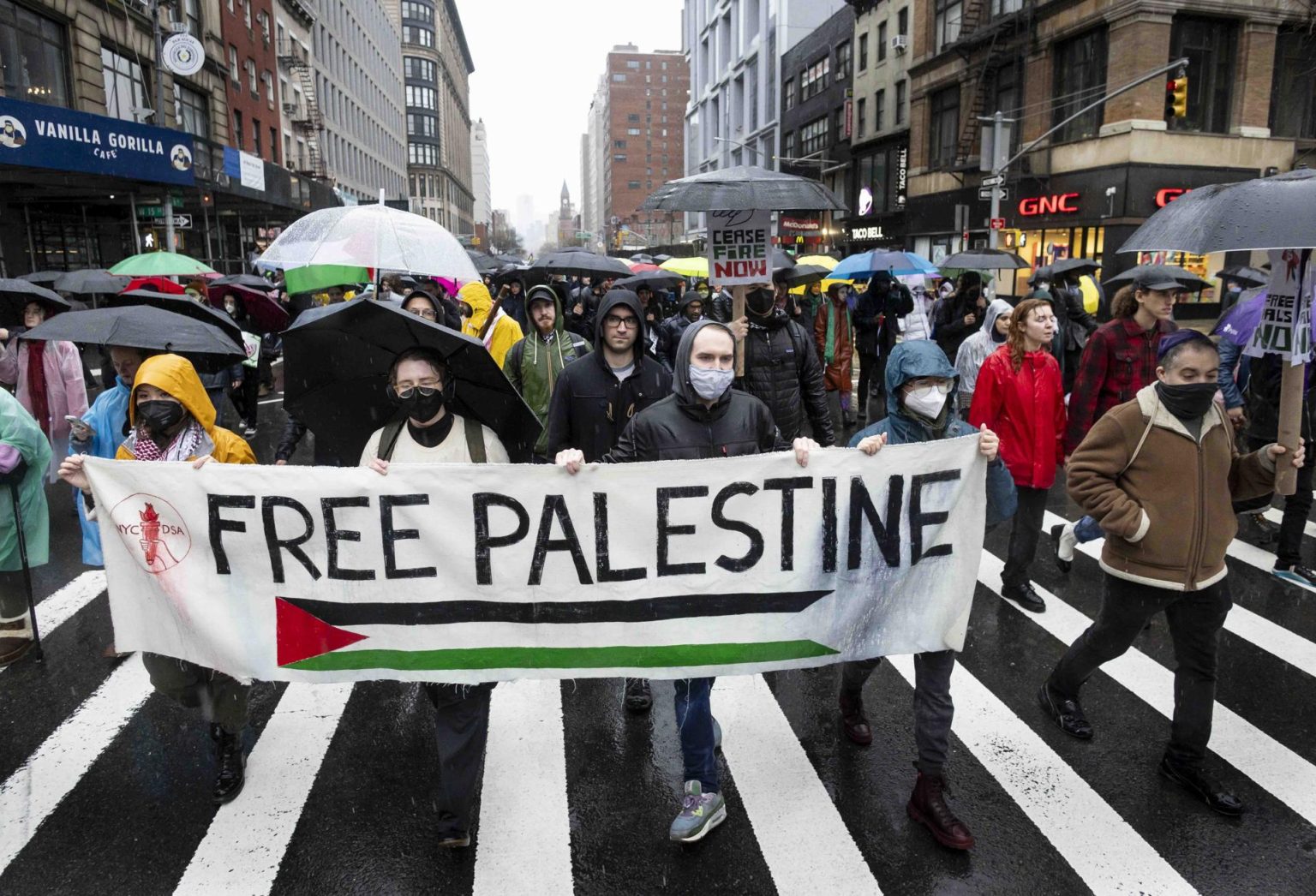 Personas durante una manifestación pro-palestina como parte de un día de acción global pidiendo un alto el fuego en Gaza en Nueva York, Estados Unidos, este 2 de marzo de 2024.  EFE/EPA/Justin Lane