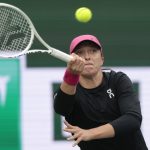 La tenista polaca Iga Swiatek, en un momento del partido que ganó a la ucraniana Marta Kostyuk, en la semifinal del torneo de Indian Wells. EFE/EPA/JOHN G. MABANGLO