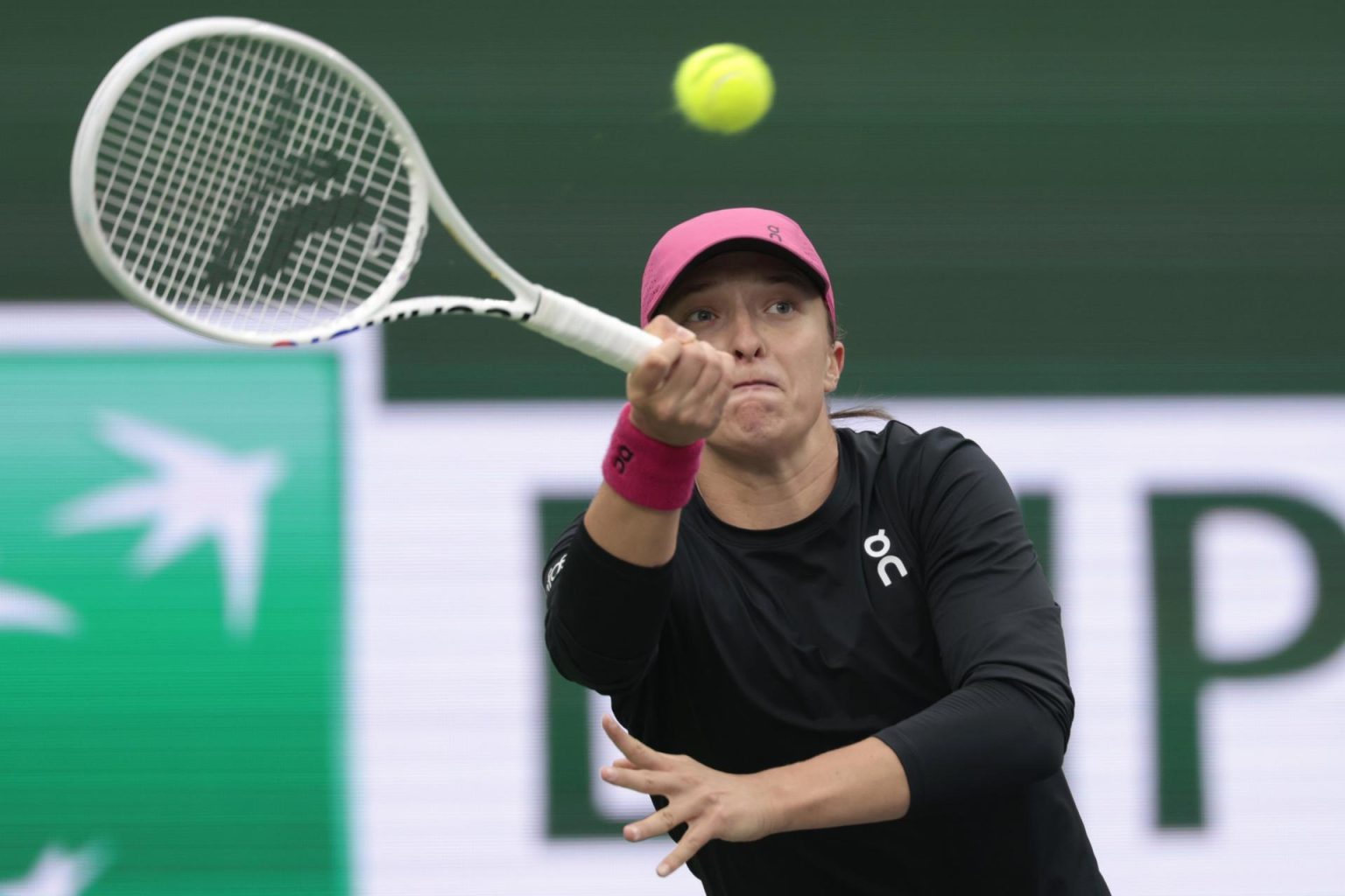 La tenista polaca Iga Swiatek, en un momento del partido que ganó a la ucraniana Marta Kostyuk, en la semifinal del torneo de Indian Wells. EFE/EPA/JOHN G. MABANGLO