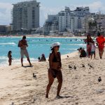 Fotografía de archivo que muestra turistas mientras descansan en una playa, del balneario de Cancún, en Quintana Roo (México). EFE/Alonso Cupul