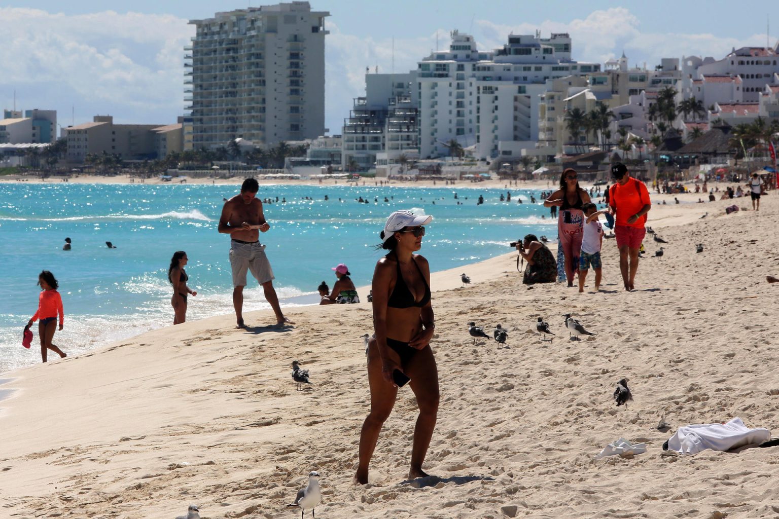 Fotografía de archivo que muestra turistas mientras descansan en una playa, del balneario de Cancún, en Quintana Roo (México). EFE/Alonso Cupul