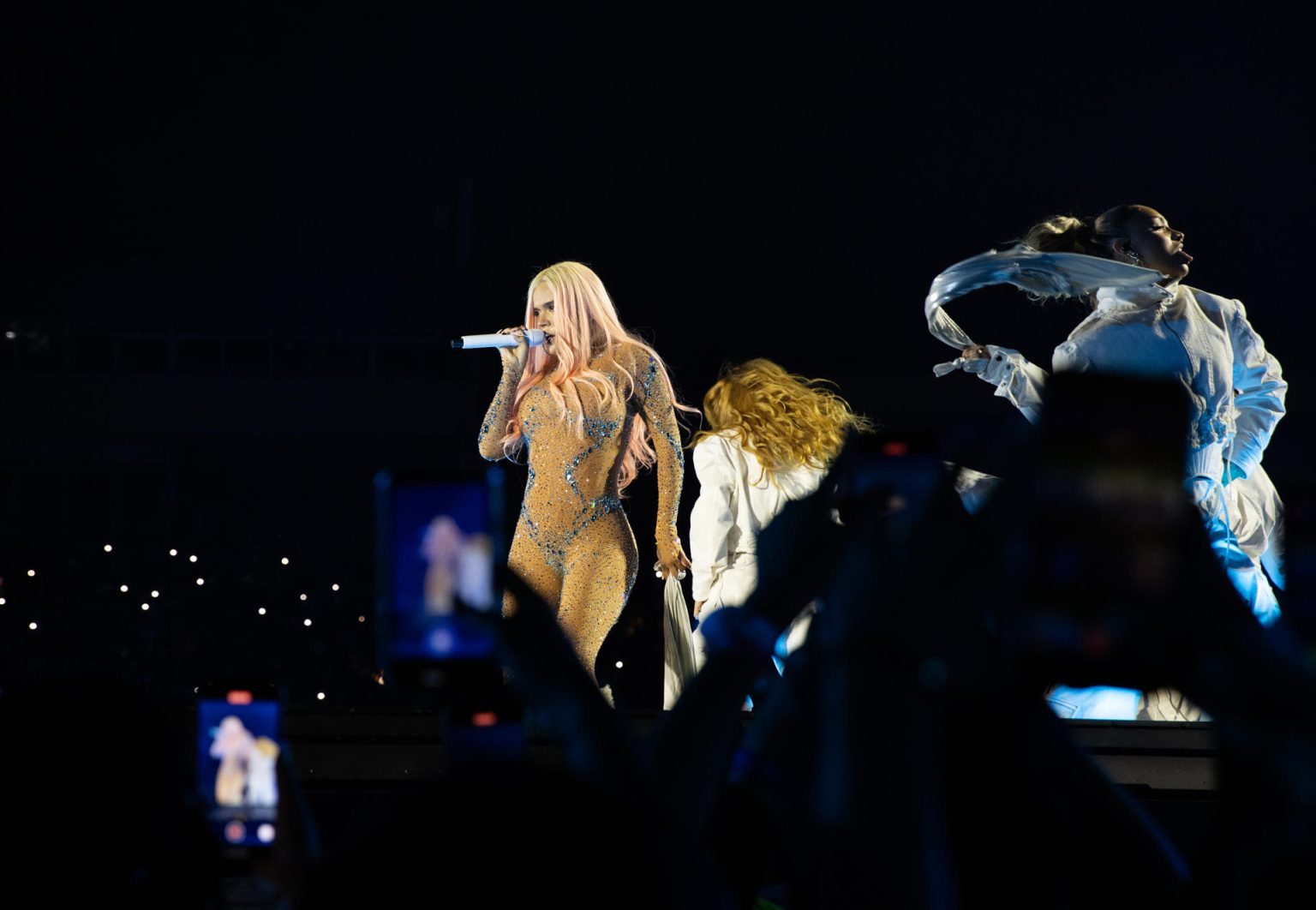 La cantante colombiana Karol G presenta este viernes en la primera jornada de su concierto "Mañana será bonito tour", ante 50.000 personas en el Estadio Olímpico de Santo Domingo (República Dominicana). EFE/Orlando Barría