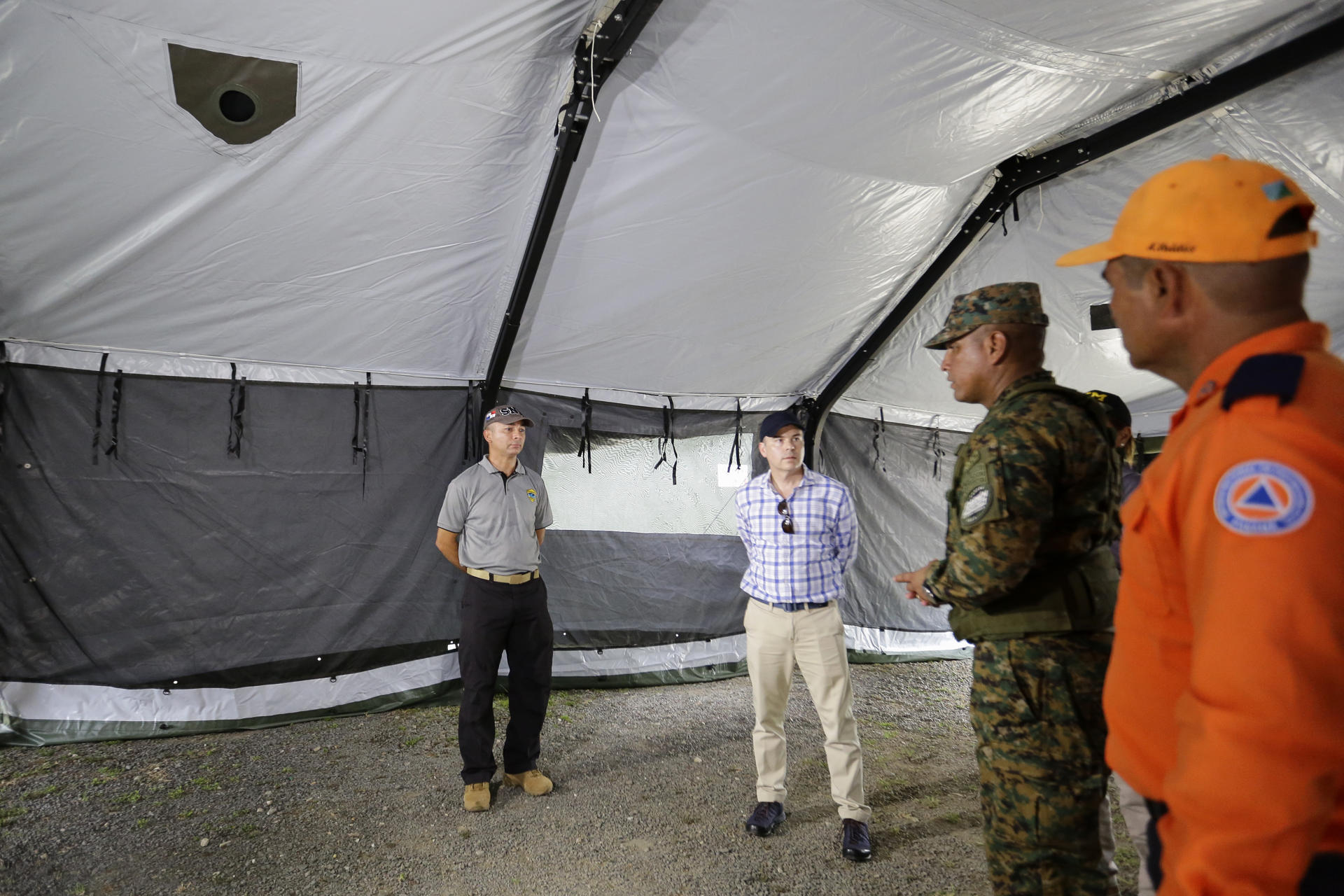 El ministro consejero de la embajada estadounidense en Panamá, John Barrett (c), encabeza este lunes la entrega de una donación de material destinado a los migrantes y a las comunidades afectadas por la crisis migratoria a través de la selva del Darién, frontera natural entre el país centroamericano y Colombia, en Metetí, provincia de Darién (Panamá). EFE/ Carlos Lemos
