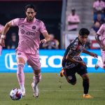 Fotografía de archivo en la que se registró al argentino Leonardo Campana (i), al actuar para el Inter Miami, durante un partido de la MLS, en el estadio Red Bull Arena, en Harrison (Nueva Jersey, EE.UU.). EFE/Ángel Colmenares