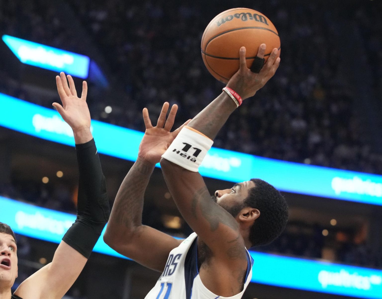 Fotografía de archivo en la que se registró a Kyrie Irving, guardia estrella de los Mavericks de Dallas, quien anotó la canasta de la victoria 107-105 sobre los Nuggets de Denver en la NBA, con un lanzamiento de gancho sobre la bocina final del partido. EFE/George Frey