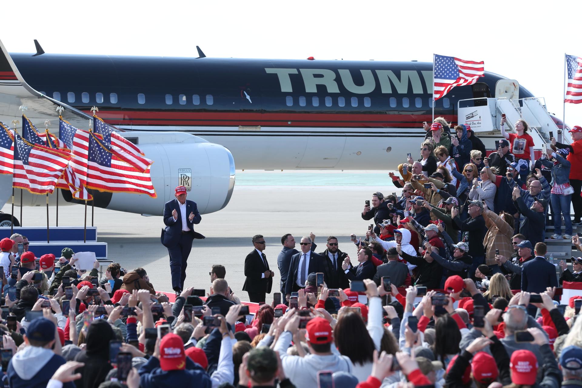 El expresidente y candidato republicano a la presidencia de Estados Unidos, Donald Trump (c-i), fue registrado este sábado, 16 de marzo, durante un acto proselitista, en Vandalia (Ohio, EE.UU.) EFE/Marck Lyons
