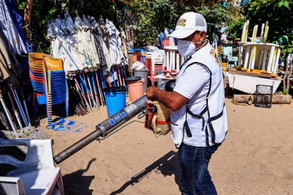Trabajadores participan en una jornada de fumigación en zonas propensas a la proliferación de los mosquitos transmisores del dengue en Acapulco (México). Fotografía de archivo.. EFE/ David Guzmán