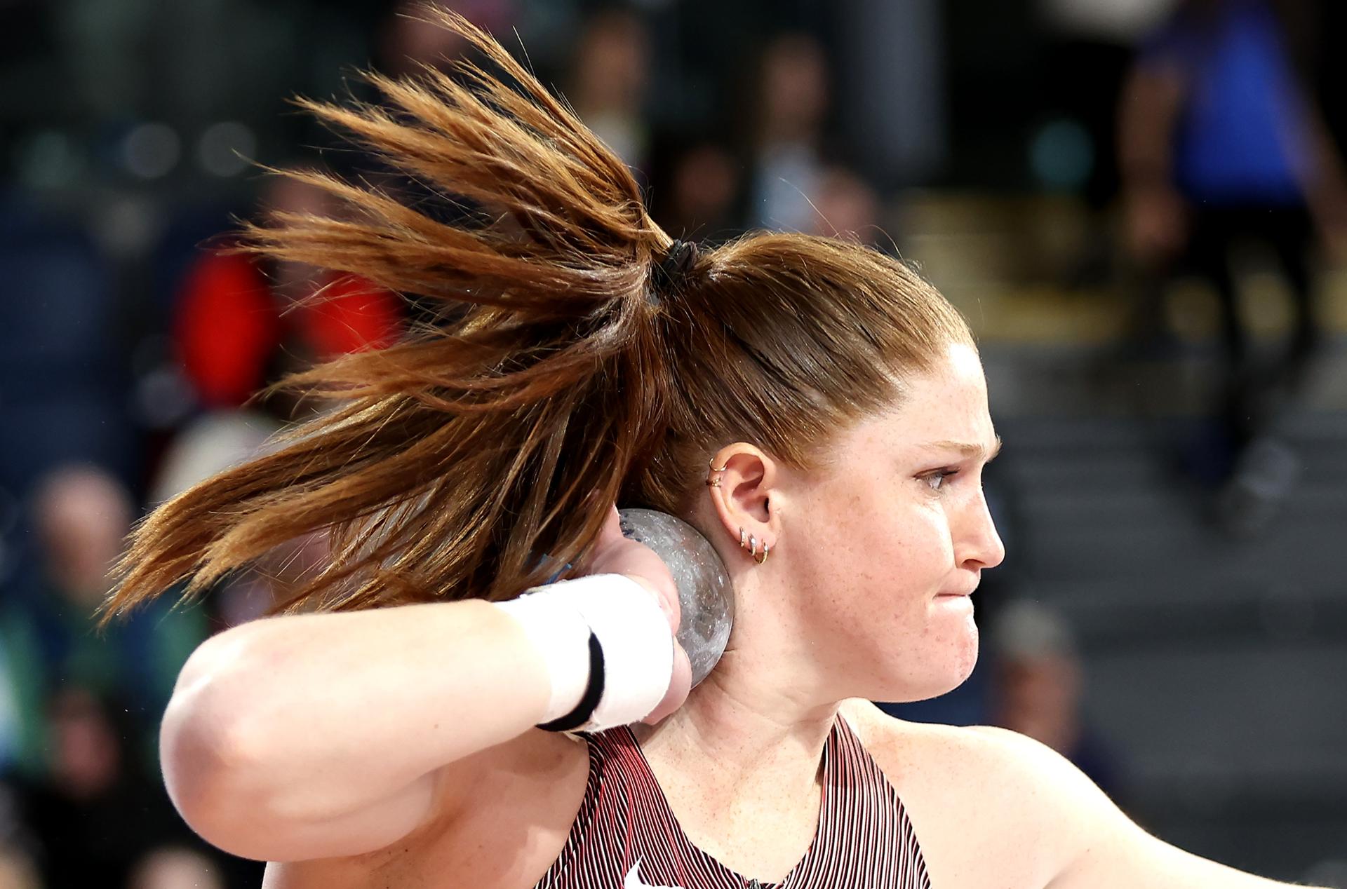 La canadiense Sarah Mitton se proclamó campeona del mundo de pista cubierta en lanzamiento de peso, con una marca de 20.22 metros en su sexto y último intento, en la primera final de los Mundiales que se disputan en Glasgow (Escocia). EFE/EPA/ADAM VAUGHAN
